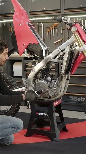 How to replace the cam chain (or timing chain)? - watch the tutorial now! #camchain #athenatutorial