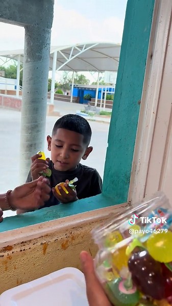 Un día normal en la tiendita: antojitos, clientes bonitos y mucho cariño en cada venta 💛
