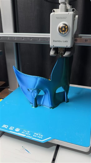 Zoom Digital on Instagram: "🎭✨ Você sabia que dá pra prever exatamente onde a transição de cor vai acontecer numa impressão 3D Dual Color? 🤯 Foi assim que consegui essa máscara LINDA pro carnaval usando filamento verde e azul da ConJur 💚💙 O segredo? Um calibrador genial do @ph3dmaker que mostra quantos graus rotacionar a peça no slicer! Filamento duo color da @chitu_systems 📌 Projeto disponível aqui: 👉 makerworld.com/pt/models/1642537-duo-color-test-helper 👀 Já usou filamento Dual Color?