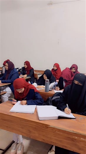 Ever wondered why some languages use one long word for a whole sentence while others keep it short and sweet? 🧐 It’s all in the Morphological Typology. By studying morphological typology, the students of BS-English (3rd Semester) can better understand why a single word in polysynthetic language like Inuktitut might translate into an entire sentence in an isolating language like Mandarin Chinese. Size matters… in linguistics! Course Facilitator: Prof. JASIA BHUTTO Subject: Introduction to Morpho