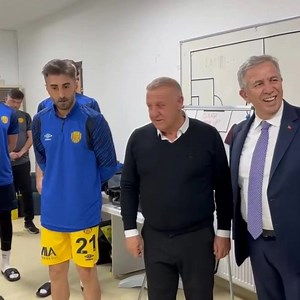 44K views · 71 reactions | Ankaragücü Yönetimi + ABB başkanı Mansur Yavaş, Manisa FK - Ankaragücü maçının devre arasında soyuma odasında oyunculara Ankaragücü tarihinin en büyük galibiyet primini verdi. Maçın ilk devresinde Ankaragücü 2-0 gerideyken maçı 2-1 yaptı. Dakika şu anda 65!  @haber.1910 | Alt Ligler | Facebook
