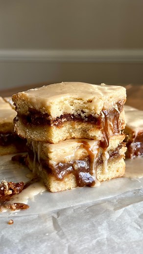 Kiley O'Donnell on Instagram: "SALTED CARAMEL BROWN SUGAR CINNAMON SOURDOUGH POP TART BARS A dream ✨ Recipe below OR comment ‘CINNAMON’ to get the recipe sent to you 🤎 #Recipe Details (makes 9-16): Sourdough Shortbread: - 1 cup salted butter, softened - 1/4 cup brown sugar - 1/4 cup granulated sugar - 1/3 cup sourdough discard (sub: Greek yogurt) - 1 egg, room temp - 3/4 cup powdered sugar - 2 tsp vanilla extract - 1 tsp salt - 3 cups all-purpose flour Brown Sugar Cinnamon Filling: - 1 cup brow