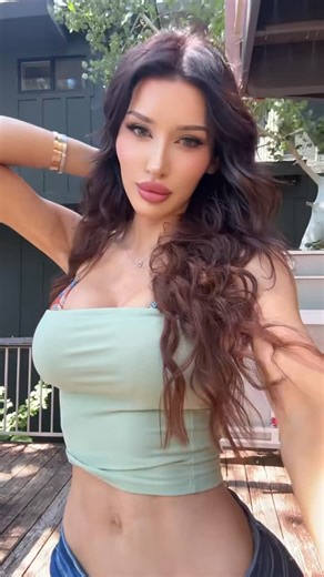 MOLLY ESKAM on Instagram: "Hi 🤍"