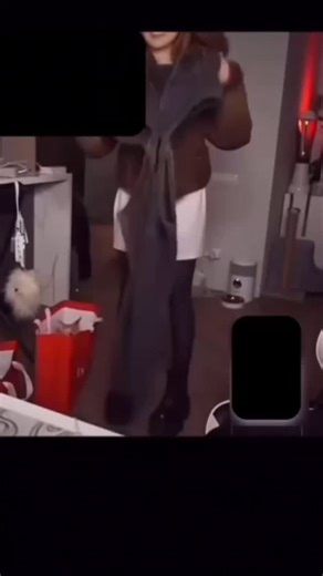 Tariffs on Instagram: "日本利用压电瓷砖将脚步转化为电能。这些瓷砖 捕捉来自你脚步的动能。当你行走时,你的重量和动作会对瓷砖产生压力。瓷砖会轻微弯曲,从而产生机械应力。瓷砖内部的压电材料将这种应力转化为电能。每一步都会产生少量电荷,而数百万步结合在一起就能产生足够的电力来驱动LED 灯、数字显示屏和传感器。在像涩谷车站这样繁忙的地方,每天大约有240万个脚步为这一系统作出贡献。这些电能可以被储存或立即使用,从而减少对传统电力来源的依赖,并支持可持续的城市基础设施。这种方法将日常运动转化为实用的可再生能源 #日本 #知识 #事实你知道吗推荐 科技 创新 历史 技术实验热门"