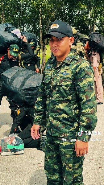 🐯 เสือคาบดาบ 141 🐯 ครึ่งวันแรก ของ คำนำหน้าชื่อ ว่า นักเรียนจู่โจม และต้องฝึกศึกษาและอดทน ทั้งความเหนื่อย ความหิว ความง่วง ความกดดัน ความผิดหวัง ให้ได้ ใน 70 วัน และผู้ที่ผ่านได้ จะได้รับประดับเครื่องหมายแสดงความสามารถพิเศษทหารจู่โจม ขอให้ทุกนายโชคดี 👍 #Ranger141 #กองพันนักเรียนการจู่โจมและส่งทางอากาศ #โรงเรียนทหารราบ #ทหารจู่โจมสามารถปฏิบัติการรบได้ทุกสภาพภูมิประเทศลมฟ้าอากาศและทุกเมื่อ