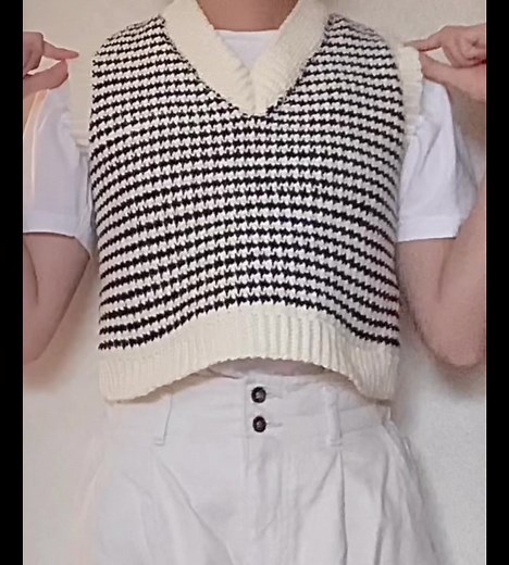 やっと完成〜✨#かぎ針編み#編み物#毛糸#白#黒#千鳥柄#ニットベスト#ベスト#千鳥柄ニットベスト#千鳥柄ベスト#編み物好きと繋がりたい#手芸部#ハンドメイド#おしゃれになりたい