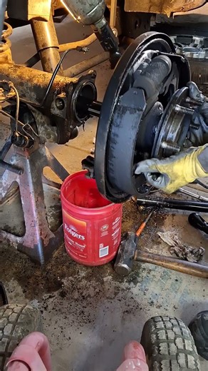 4RUNNER 3rd GEN 2000 Toyota removing bearing assembly. Almost came out too easy.