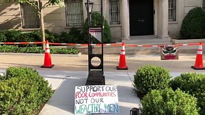 7.3K views · 22 reactions | У дома основателя Amazon митингующие поставили гильотину. Они требуют поддержать бедных, а не богачей | Lenta.Ru | Facebook