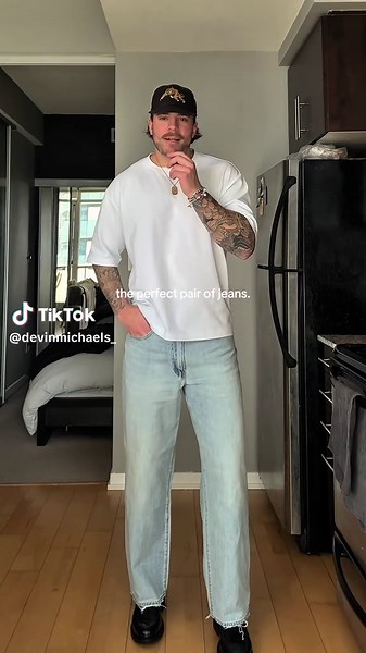 Baggy Levi's 578s: The Perfect Jeans for Spring