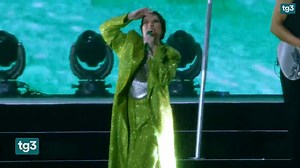 Laura Pausini sfida l’acqua alta, show e pioggia a Venezia A Venezia, acqua alta e diluvio non fermano Laura Pausini, salta l'amplificazione e canta senza microfono. L'appello per la sua Romagna: "Siamo gente che si rialza ma serve l'aiuto di tutti" Lucina Parisi per il Tg3 delle 12 del primo luglio 2023 | Tg3