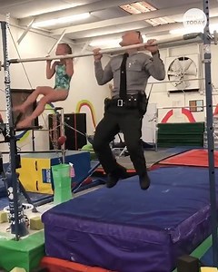 A state trooper and a tiny gymnast go toe-to-toe in pull-up contest. | USA TODAY Video