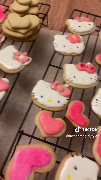 i made my family hello kitty cookies for thanksgiving :) #hellokitty #sanrio #sanriocore #sanriogirl #baking #cookies #산리오 #ngakak #cute #fyp #fypシ #trending