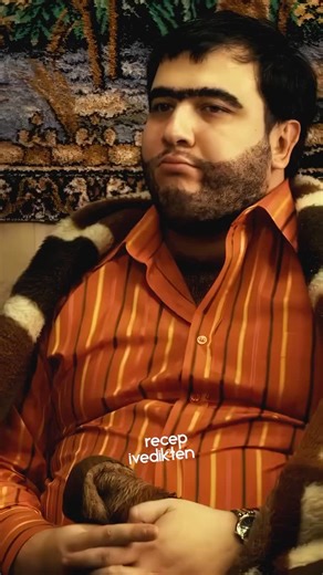 Recep İvediikten on Instagram: "Daha fazlası için takip edin . . . Film, sosyal normlara ve kurallara pek uymayan, kaba saba, sinirli ve argo konuşan bir adam olan Recep İvedik’in. Recep, bir gün cüzdanını kaybeden iş adamı Sadi Tekelioğlu’nun cüzdanını bulur ve onu sahibine teslim etmeye karar verir. #keşfetteyizzz #recepivedik #keşfet #keşfetteyiz #keșfet #şahangökbakar"