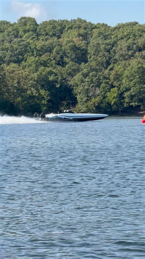 @dougwrightpowerboats with an awesome pass! 🤩🔥 | Lake of the Ozarks Shootout