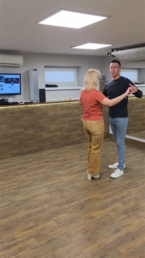 Szkoła Tańca StepbyStep on Instagram: "RUMBA! Bardzo użytkowo! Basic Steps #taniec #szkolatanca #weddingdance #dace #wedding rumba"