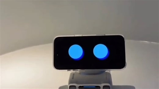 这款Xbot智伴桌面机器人，集聊天、充电于一体，小巧智能，办公家居皆宜，提升生活效率，体验感十足。