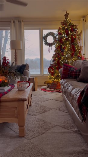 Christmas Cottage Living Room 🎄 Our sunroom is magical in the winter❄️ The snow falling all around you and a wood burning fire give the best heat. Definitely the coziest room in the house🌟 . . #cottagechristmas #christmascottage #cozychristmas #redandgreenchristmas #plaidchristmas #traditionalchristmas #whitechristmas #realhomesofinstagram #cozycottage #cozyhome #cosycottage #christmasinthecountry #christmasdecor #christmasdecorations #christmastree | Veronique/Cottage Lake Home/DIY