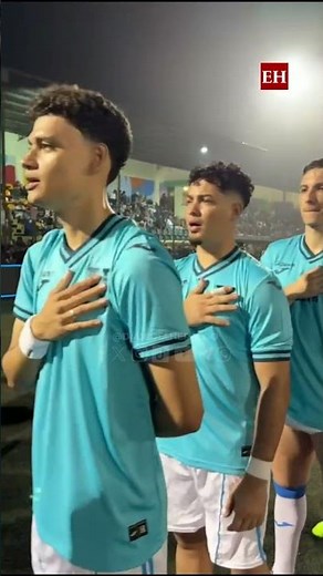 Se entonan las notas del Himno Nacional de Honduras en el Estadio Julio Armando Cobar
