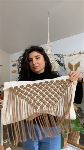 Pame Carrasco. Vestuario, Decoración y Tutoriales de macramé | Funda Cojín en Macramé Materiales 👇🏼 24 cordones polycotton de 3mm 1 cuerda algodón torcida de 2mm (50 cm más larga que el ancho de la... | Instagram