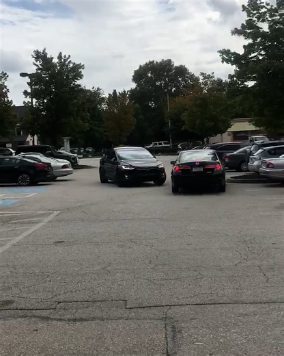 These Teslas aren't very smart...😱😳 | UNILAD