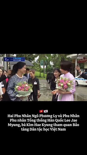 Phu Nhân Kim Hae Kyung mặc áo dài Việt Nam