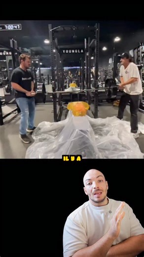 DocTim on Instagram: "Sur le développé couché, quand une barre « échappe », c’est presque toujours une erreur de poignets. Une flexion excessive fait rouler la barre… elle glisse, elle tombe. Contrairement aux idées reçues, le risque de se perforer une côte est extrêmement faible : ✔️ hauteur de chute limitée ✔️ trajectoire verticale La vraie prévention, c’est simple : poignets neutres, grip solide, trajectoire contrôlée. #doctim #musculation #gomuscu"