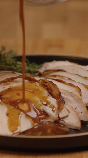 Poppy O’Toole on Instagram: "THE BEST GRAVY I’VE EVER MADE?! 🦃✨ Yes, it’s a bit more effort than pouring out granules, but oh sweet baby Jesus, this turkey gravy is something else 🤤 Ingredients: 1kg chicken wings Turkey neck and giblets (if using for turkey gravy) 1 brown onion, quartered 2 carrots, roughly chopped 2 sticks of celery, roughly chopped 1 leek, roughly chopped 8-10 mushrooms (optional) 500ml/17oz chicken stock 50ml/2fl oz brandy (optional – can be swapped for a glas