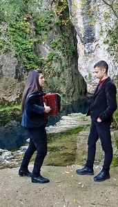 Nello splendido scenario delle fonti di Su Gologone ad #Oliena Due giovani talenti della musica Sarda. La voce di Davide Puligheddu e l'organetto di Mariantonietta Bosu L'inconnue de limoise in Sardo | Gabriele Doppiu Photographer Il mio viaggio in Sardegna