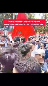 434K views · 6.3K reactions | Benturan antara aparat dan Mahasiswa Siapa provokator sesungguhnya #fyp #demo #dprmpr #polri #mahasiswa #bemsi #jakarta #reeltrending #reelviral #reelpopuler #driveronline #buruh #ojol #rakyatbersatu #jabodetabek #stm #pelajar #viral | Banseng Vlog | Facebook