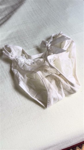 【彼女のパンティー】まぶしい朝の光の中で捨てる✨昨夜から私を包んでいた純白の極上シアーレースショーツ #Shorts