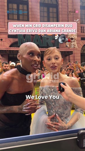 Beruntung banget min Grid tiba-tiba disamperin duo #Cynthiaerivo dan #ArianaGrande pas di yellow carpet premier “Wicked: for Good” Singapura! Kira-kira gimana ya perasaan mereka ketika ngeliat fans yang dateng ke premiere film selalu dandan totalitas?? #wicked #tiktoktainment #gridid
