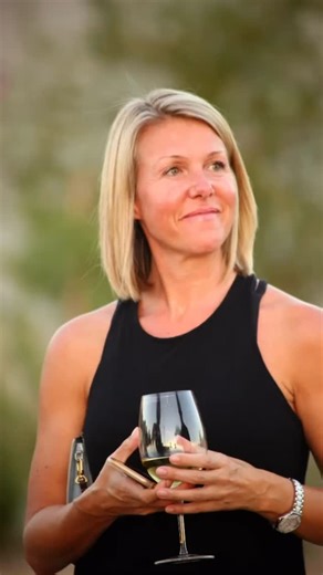 Stacey Smith on Instagram: "4 years ago, a few days after my 48th birthday, I decided to quit drinking alcohol. Why? Many reasons - but the timing was bc I had moved to a tourist town, where most people are here on vacation - so drinking is everywhere. All the time. It was a lot of fun when I first got here! I can’t deny that. But it was too easy to slip into that vacation mode - so I knew if I wanted to keep living here, it was in my best interests to stop. Also - and I think this is important.