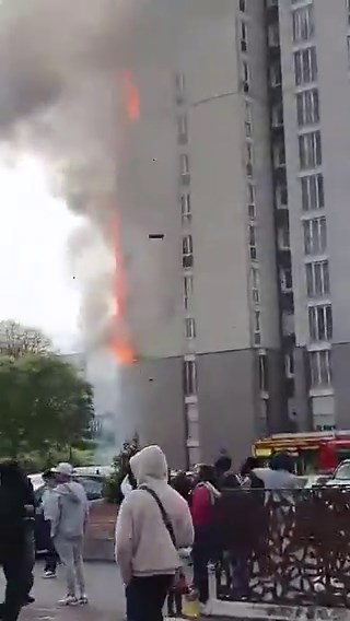 Le feu dans le bâtiments aux ULIS ( 91 ) 😰, en espérant que y’a 0 victimes, c’est impressionnant.