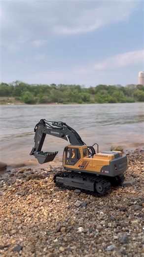 Toy Excavator Digging Real Sand by the River! 🚜💧 #shorts
