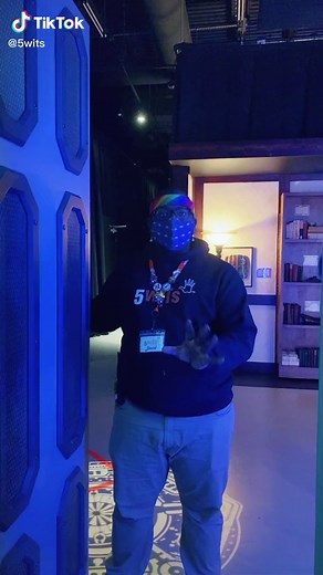 There are two types of space adventurers…#5wits #space #trekkie #adventuretime #scared #teleport #buffalony