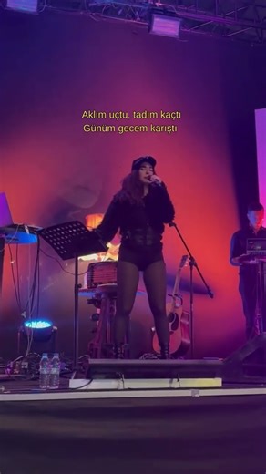 Den Ze'nin kendi yazıp düzenlediği yayınlanmamış şarkılardan "Eline Düştüm" Live