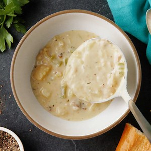 New England clam chowder is a classic East Coast recipe featuring tender clams, soft and chunky potatoes, and a thick, creamy soup base. This hearty recipe can be made in a single pot and is the perfect comfort meal to warm you right up! Recipe >> https://keviniscooking.com/new-england-clam-chowder/ | Kevin Is Cooking