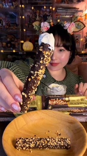 萌面人 •͈ᴗ•͈ 羅衣衣 on Instagram: "小時候過年家裡一定會收到蛋捲禮盒🎁 喜年來蛋捲真的是從小吃到大 沒想到現在居然有新口味了 【臻朵-巧克力風味捲】 巧克力+榛果！完全就是我最愛的組合 搭配香草冰淇淋一起吃... 真的會停不下來啊🤎🤎🤎 想吃同款現在到 萊爾富 12/24-12/25買二送二 12/24-1/20第二件6折 OKmart 12/24-12/25買二送二 12/11-1/7 第二件6折 全家 12/24-12/25買二送二 11/26-1/6 2件79折3件77折 美廉社 12/24–12/25：買二送二 12/10–1/6：單件29元 #吃播 #mukbang #asmr #臻朵巧克力風味捲 #喜年來"