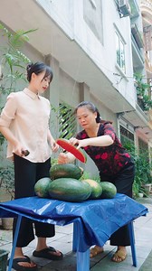 6.8M views · 38K reactions | Gái xinh giúp đỡ mẹ già giấu vàng vào quả dưa hấu và câu chuyện bất ngờ phía sau. 類 | Max Production | Facebook