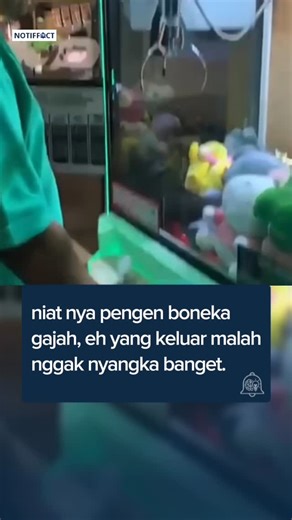 @notiffact on Instagram: "Awalnya, pria ini hanya ingin mencoba peruntungannya di mesin capit boneka. Tujuannya sederhana: membawa pulang boneka gajah lucu yang sudah lama la incar. Dengan hati-hati, la mengarahkan capit, menekan tombol, dan menunggu saat yang mendebarkan. Semua mata tertuju pada mesin, menahan napas sambil melihat apakah boneka impian itu akan keluar. Namun, saat capit dilepas dan hadiah mulai turn, kejutan yang sama sekali tak terduga terjadi. Bukan boneka yang muncul, melaink