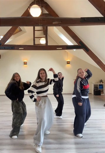 Quick TikTok before class ✔️ Dc: us 🫱🏼‍🫲🏽 Let’s gooo- filmt diese #dc ab❤️‍🔥 #dance#dancer#dancechallenge#tiktokdances#foryou#fyp#crew#dancecrew#crewtraining