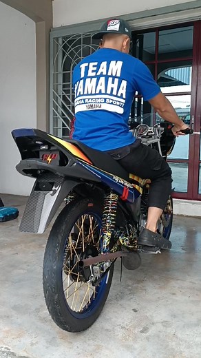 Motor kalau ber 2t ni part tangki 2t ni mmg rajin kotor berminyak.. Kadang punca berminyak disebabkan paip overflow 2t tanggal/hilang/koyak.. rajin2 la cek mtor korang ye 🫡 Troy Lee Design Full detailing ✅- detail cuci luar dalam (coverset tanggal) ✅- detail menggunakan steamer ( 360° setiap sudut permukaan kotoran ) ✅- detail Polishing ( compound, polish) ✅ - Waxing meguiars Gold class ✅- Free Chain lube ✨ Produk yang digunakan adalah PREMIUM yang berkualiti untuk hasil yang terbaik Meguiar's®