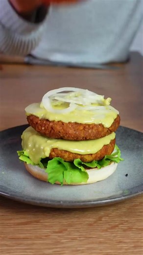 VEGAN CHEESEBURGER 🍔 Oh yes, it’s vegan! 🌱 I’ve been really craving good vegan burgers for a few weeks, so I decided to create an epic one myself…😜 And this vegan burger is definitely epic, the patty is really „meaty“ the cheese sauce is made with simple ingredients and everything on fluffy burger buns, YOU WILL BE IN HEAVEN! 🥰 Much love Maya ✨ | Fit Green Mind