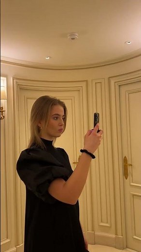 This is how you take a good mirror selfie. 🪞 Tap the link in BIO for more hacks!📲