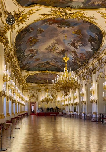 𝐇𝐄𝐋𝐋𝐁𝐑𝐔𝐍𝐍 𝐏𝐀𝐋𝐀𝐂𝐄 💦👑 Built as a lavish summer retreat for the Prince-Archbishops of Salzburg, Hellbrunn Palace became famous for its hidden trick fountains, playful water-powered surprises, ornate gardens, and elegant Baroque design. Created to entertain royal guests for centuries, this palace remains one of Europe’s most unique aristocratic escapes. 📍 Salzburg, Austria 🇺🇸 Hellbrunn Palace 🇮🇹 Palazzo Hellbrunn 🇪🇸 Palacio de Hellbrunn 🇫🇷 Palais Hellbrunn 🇩🇪 Schloss Hell
