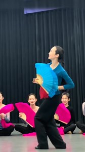 Check out this Jiaozhou Yangge dance presented by a teacher from the #Beijing Dance Academy, who blended the traditional folk dance with fashionable music to create a special charm that captivated all her students watching nearby. Originating in the Qing Dynasty (1644-1911), Jiaozhou Yangge is one of the three Yangge forms in #Shandong Province. It was recognized as a national intangible cultural heritage in 2006. #ChineseCulture | Xi's Moments