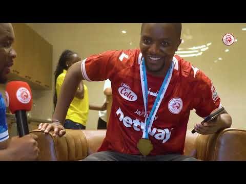 CHECHE ZA SEMAJI AHMED ALLY BAADA YA KUTWAA UBINGWA WA MUUNGANO NA KUSHIKWA MKONO NA RAIS MWINYI