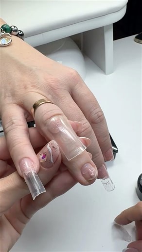 Людмила | Москва | Маникюр, как искусство! on Instagram: "Часть 1 Это оберег 🧿 This is a 🪬 talisman. You do this, and then all the shapes are straight on all the fingers. It's like a joke, but it helped us. 🤣 And I didn't make the gel hot in the lamp for the client. Все используемые материалы 🫙⛓️‍💥есть моем тг канале ссылка в шапке профиля. #маникюр #маникюрбоброво #маникюрвосточноебутово #наращиваниеногтейбоброво"