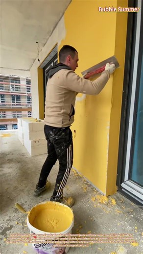 Finition intérieure : application d'un revêtement lisse sur une surface murale