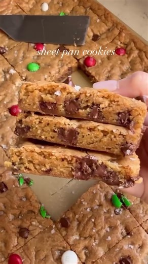 Sheet Pan Chocolate Chip Cookies #cookies #christmascookies #holidaybaking #sheetpan